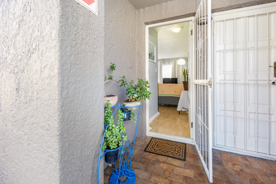 1 Bedroom Property for Sale in Uitzicht Western Cape
